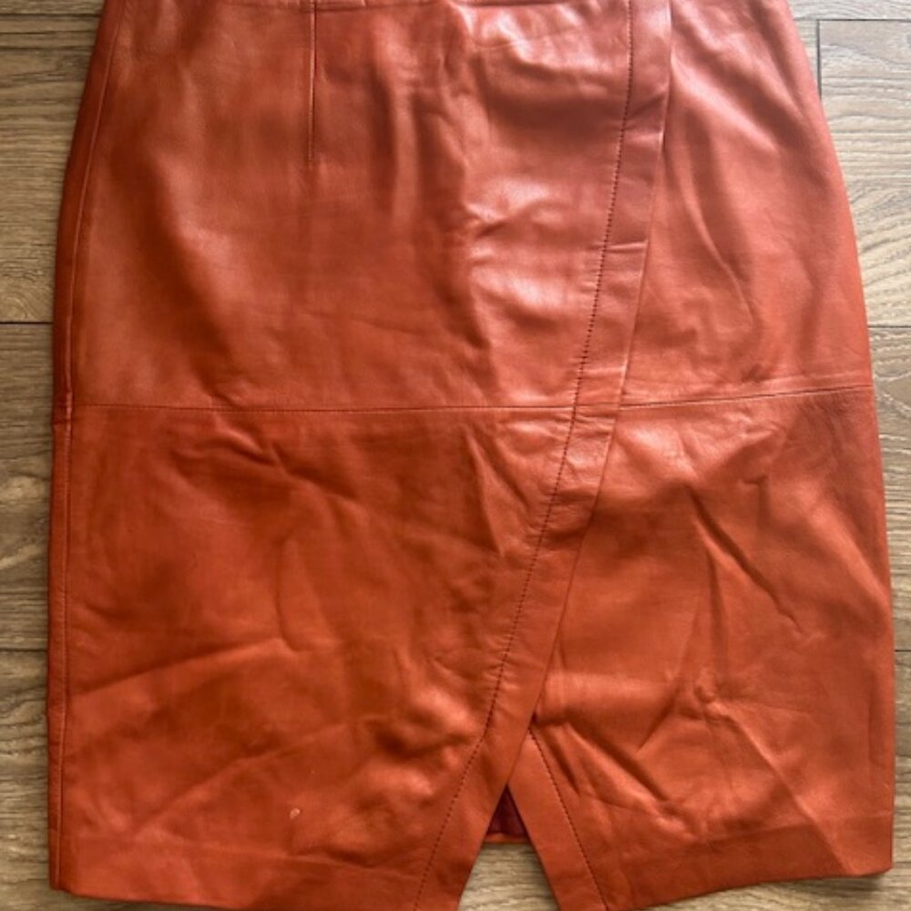 Chic 100% Leather Midi Skirt - Timeless Style in Size 10